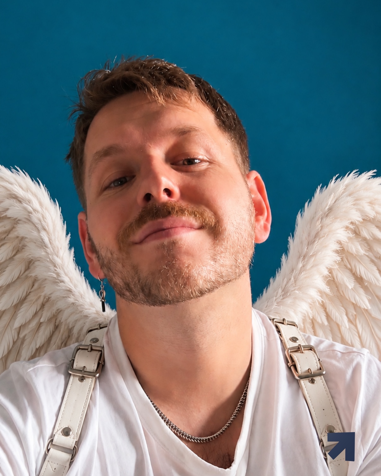 Pierre-Antoine Van avec ses ailes blanches sur fond bleu.